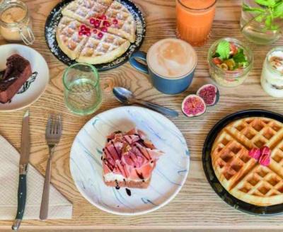 Miaulez de plaisir avec les brunchs de La Ronronnerie bar à chat à