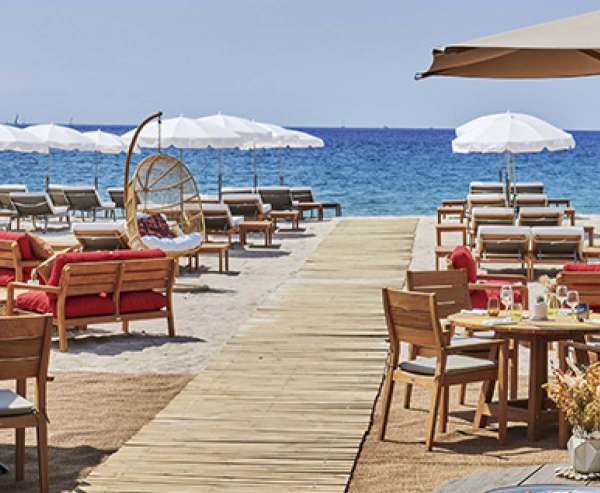 Offrez-vous une journée de bonheur à Mademoiselle Gray, la plage de l’Hôtel Barrière Le Gray d’Albion Cannes